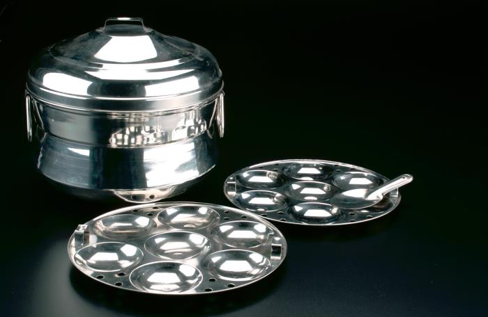 <strong>Steamer (idli panae)<strong> </strong><br>
</strong>1991-00171<br>
1991<br>
Collection of National Museum of Singapore, National Heritage Board